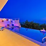 Vilă 2 Bedroom In Uzumlu - Private Pool,garden&jacuzzi