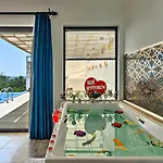 2 Bedroom In Uzumlu - Private Pool,garden&jacuzzi Vilă